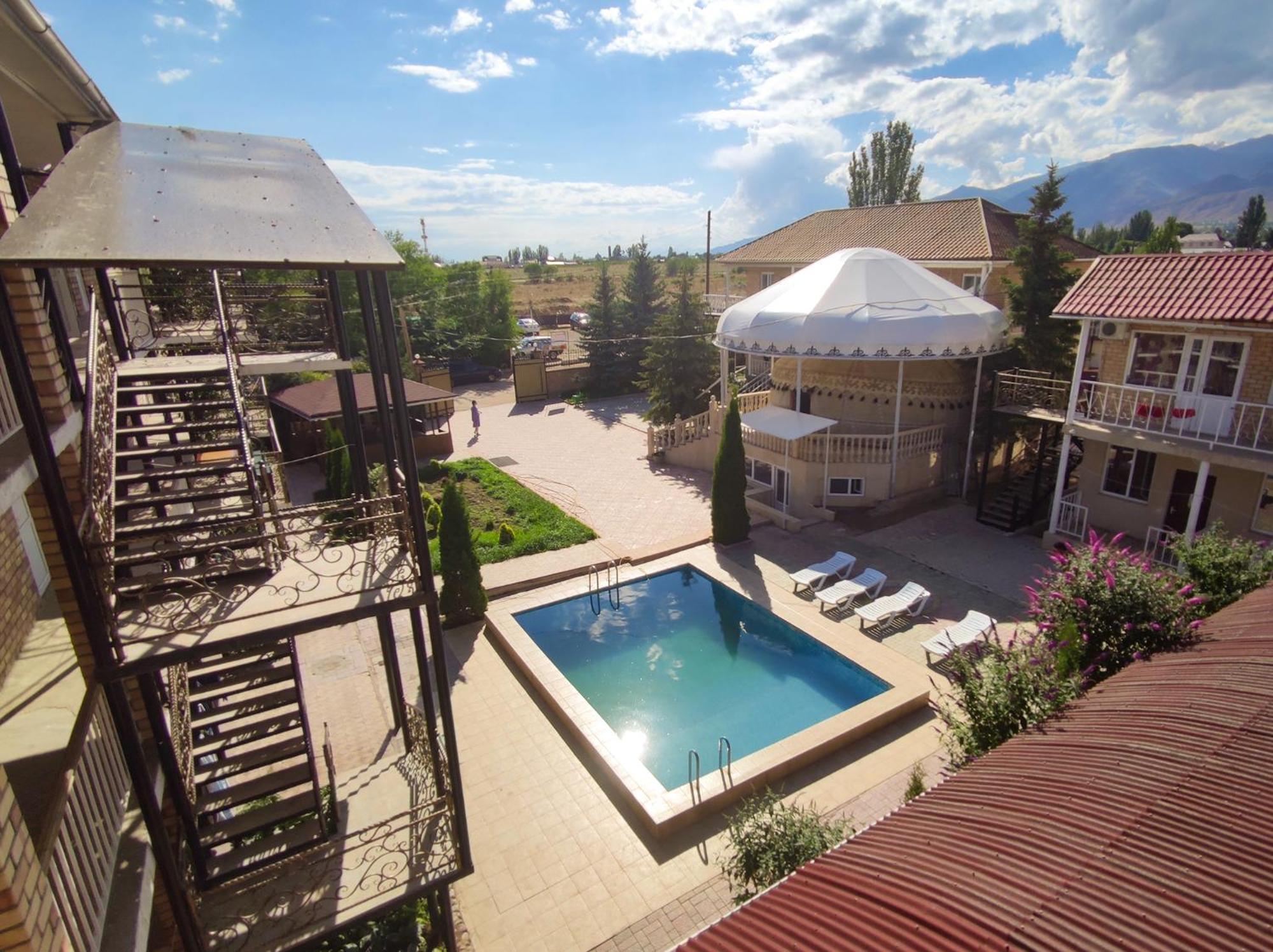 Адилет Hotel Cholponata Buitenkant foto