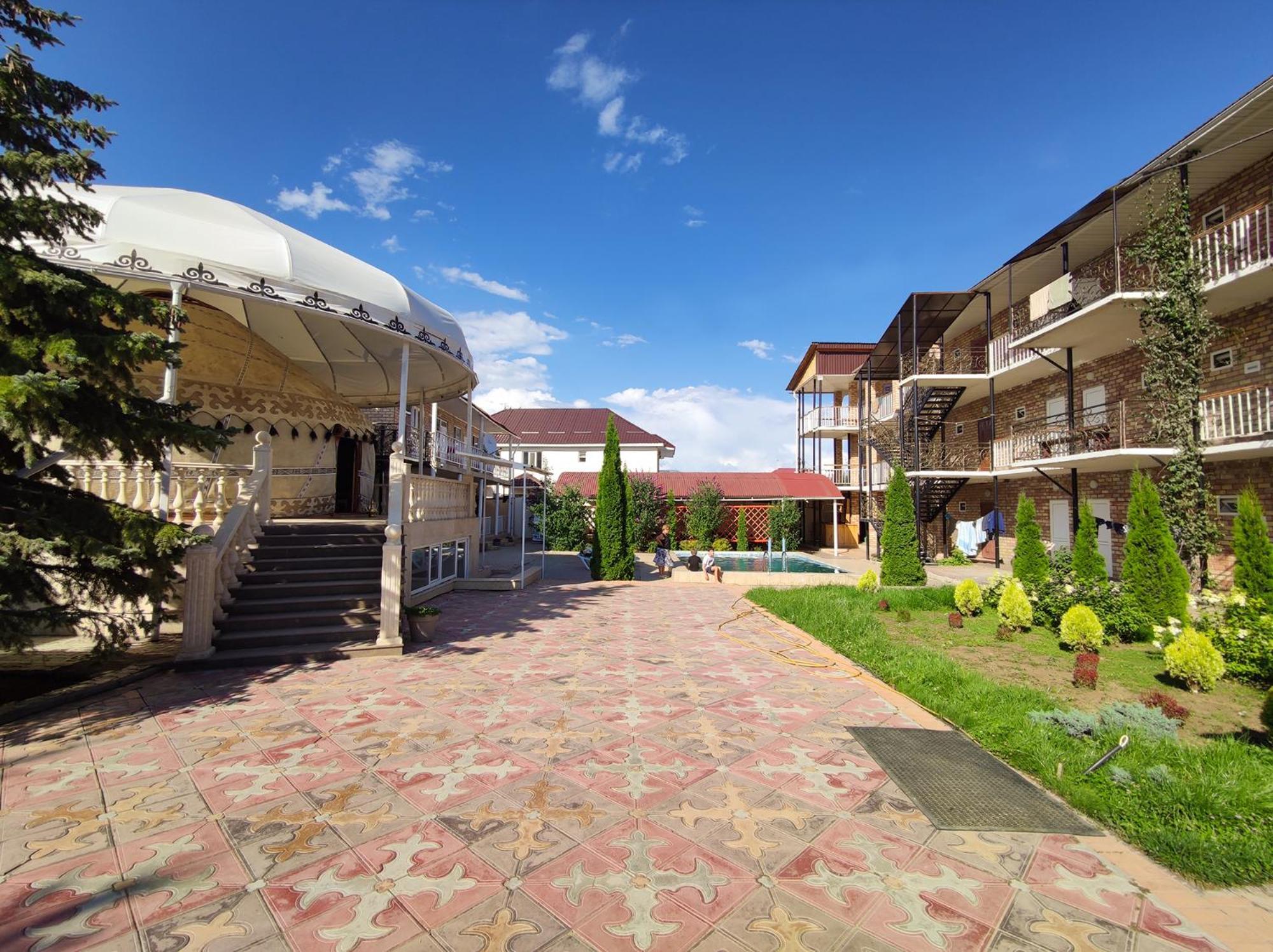 Адилет Hotel Cholponata Buitenkant foto