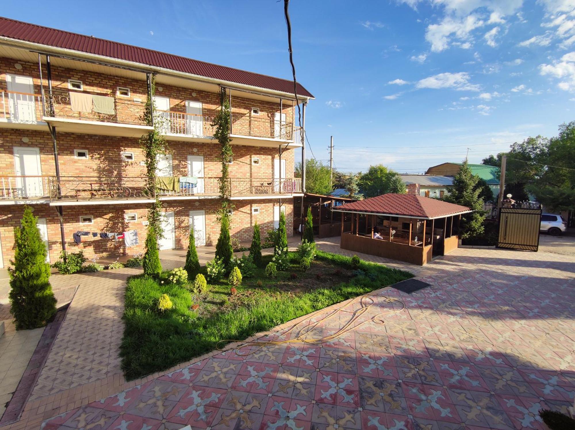 Адилет Hotel Cholponata Buitenkant foto