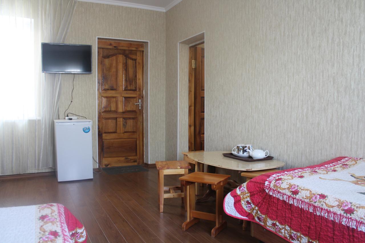 Адилет Hotel Cholponata Buitenkant foto