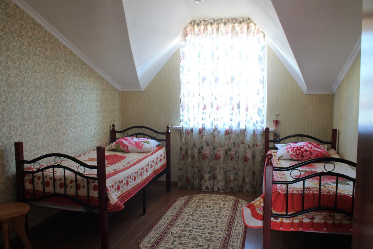 Адилет Hotel Cholponata Buitenkant foto