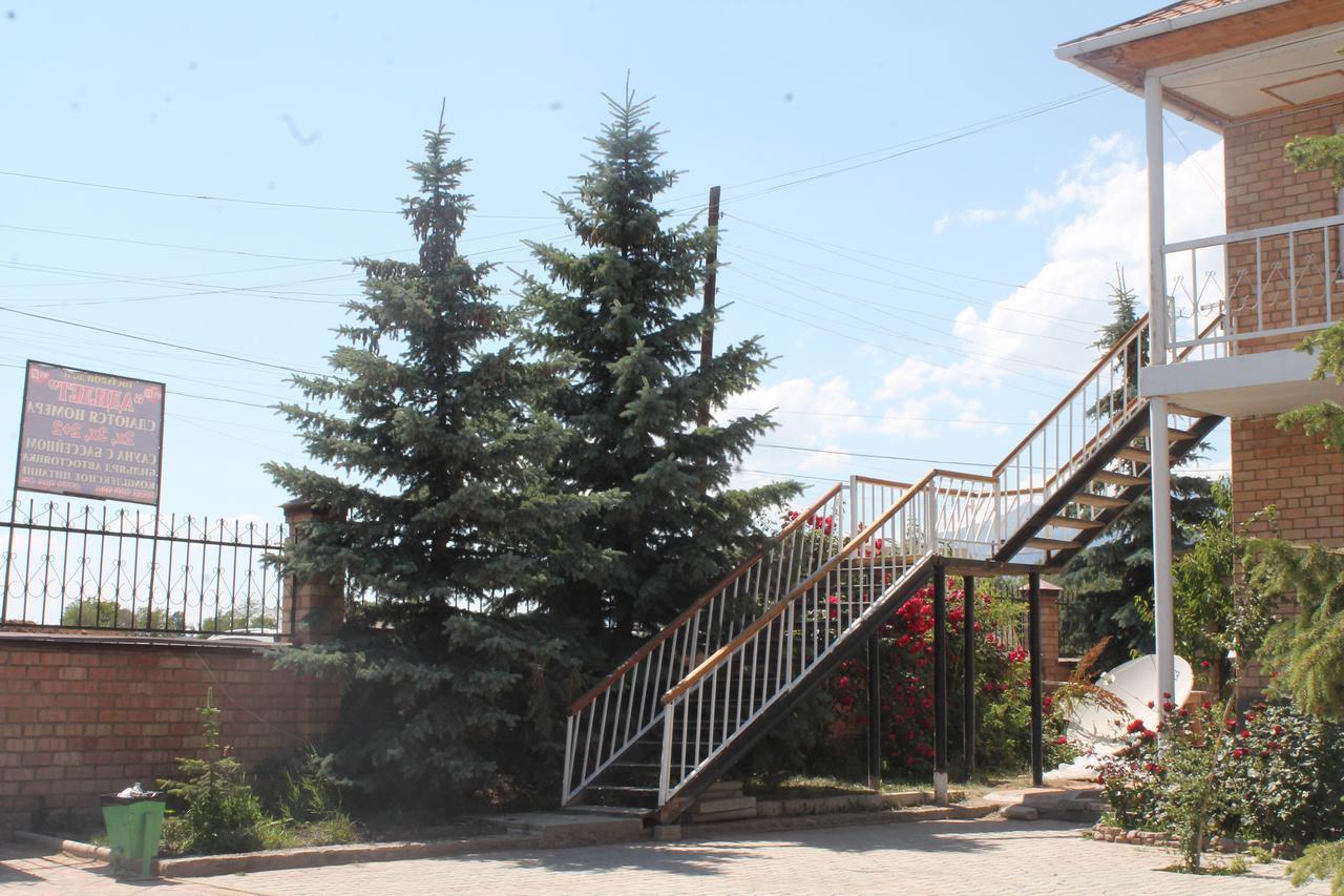 Адилет Hotel Cholponata Buitenkant foto