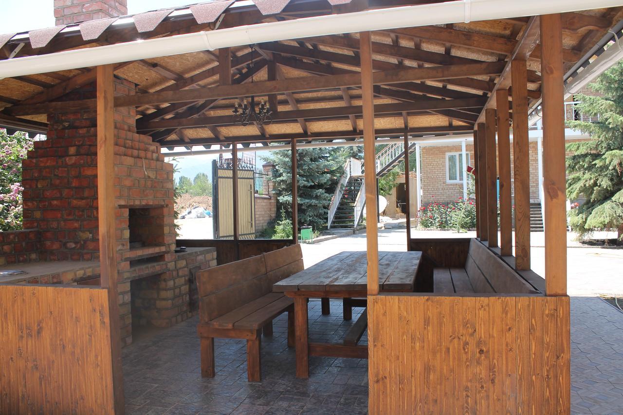 Адилет Hotel Cholponata Buitenkant foto