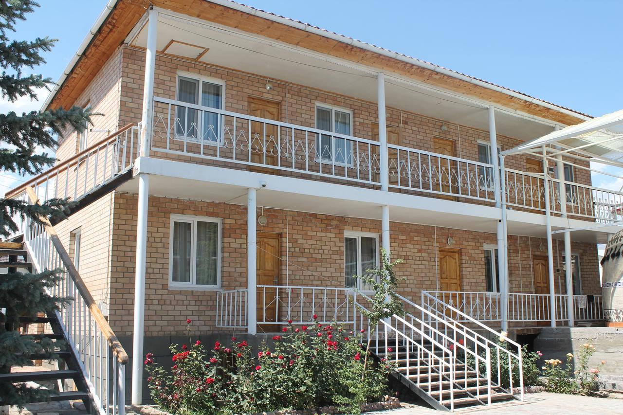 Адилет Hotel Cholponata Buitenkant foto